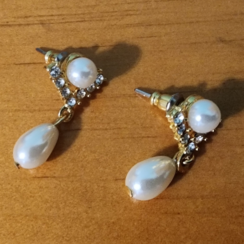 Elegant Gold and Pearl Jewelry Set - Picture 3 of 10